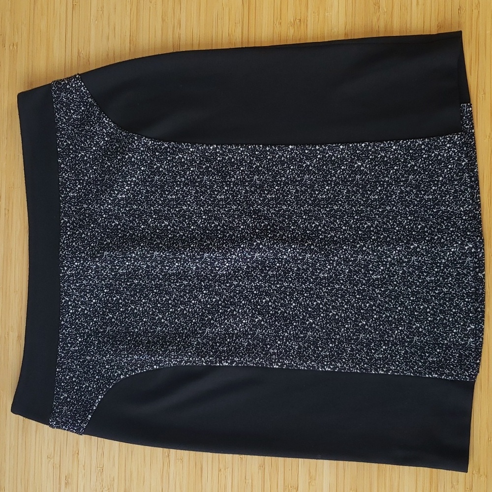 Black w white speckle pattern w flattering slimming fabric silhouette